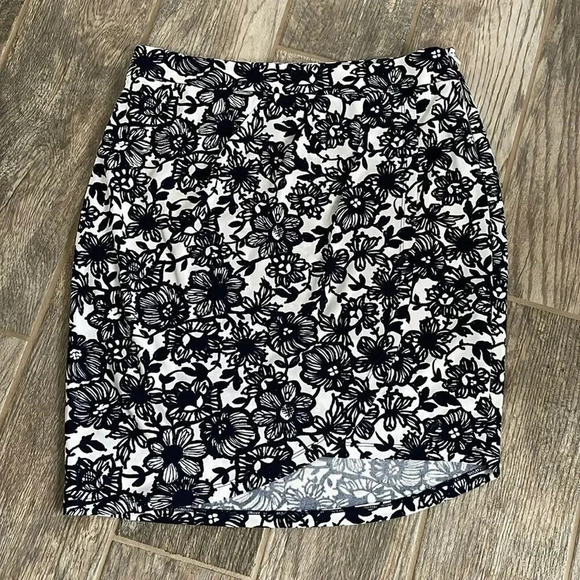 The Limited stretch wrap mini skirt White w/ navy floral print Women’s size 10 - Picture 3 of 13